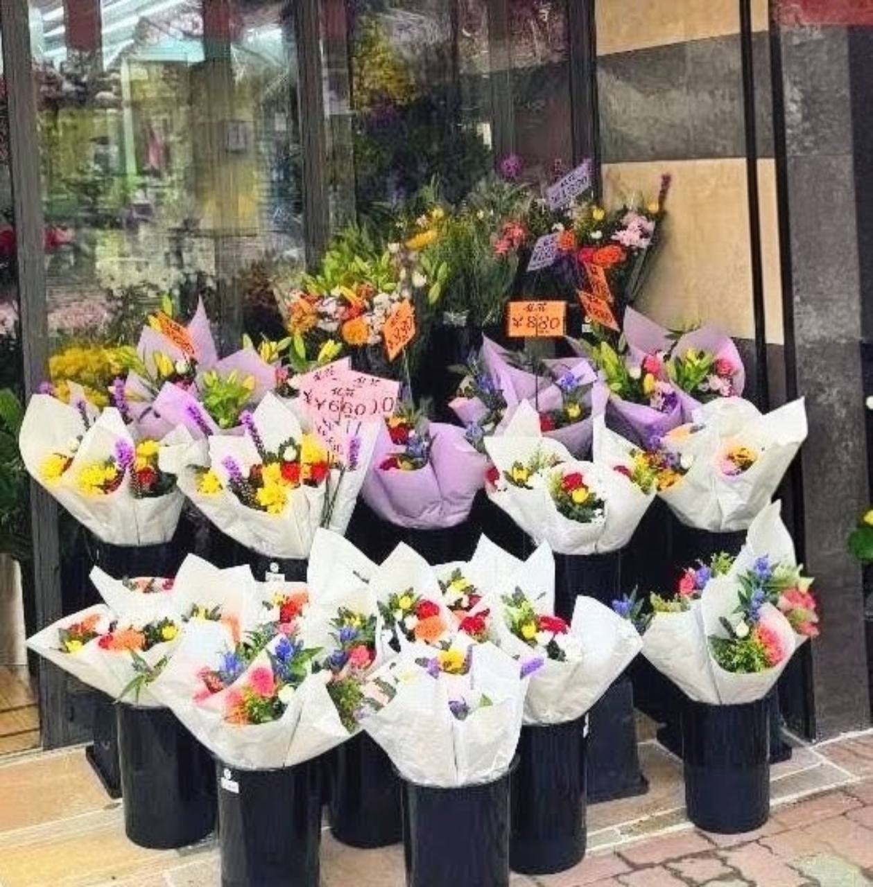 店頭に並ぶ複数のお供え花・花束